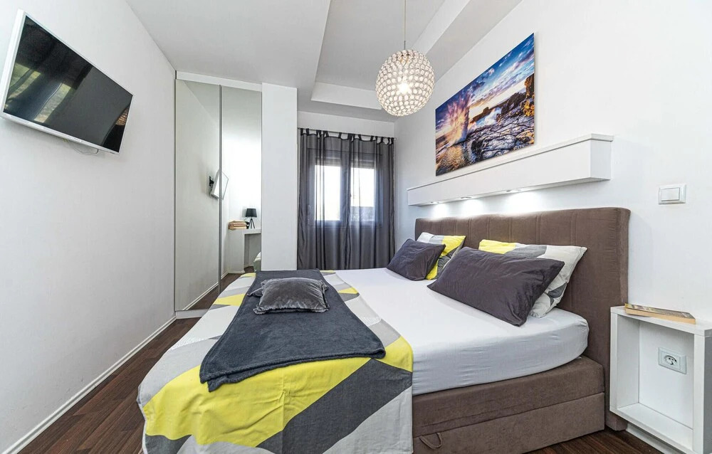 Stunning Home in Okrug Gornji With 2 Bedrooms and Wifi