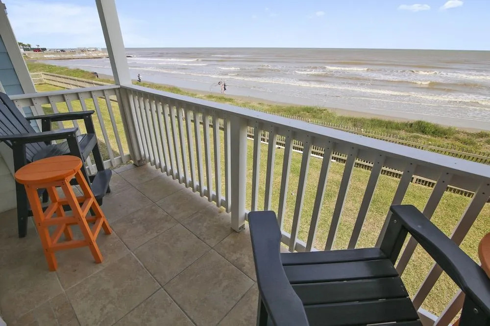 Seascape 2113 2 Bedroom Condo by RedAwning