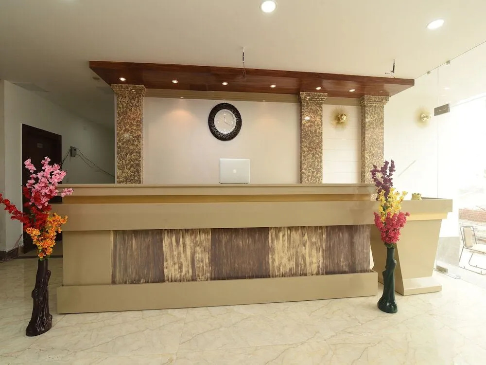 OYO 13310 Noida Suites