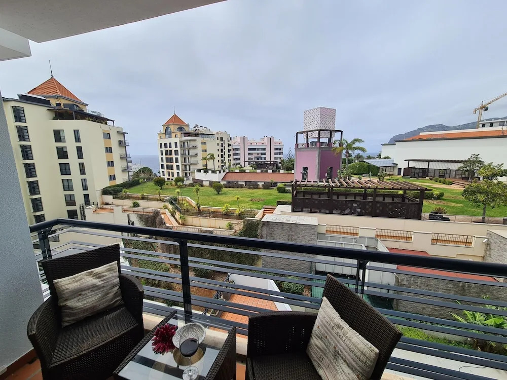 Seaside Escape - 3 Bedroom Apartment Sleeps 6