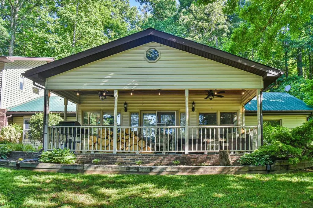 South Asheville home with hot tub just 11 miles to downtown