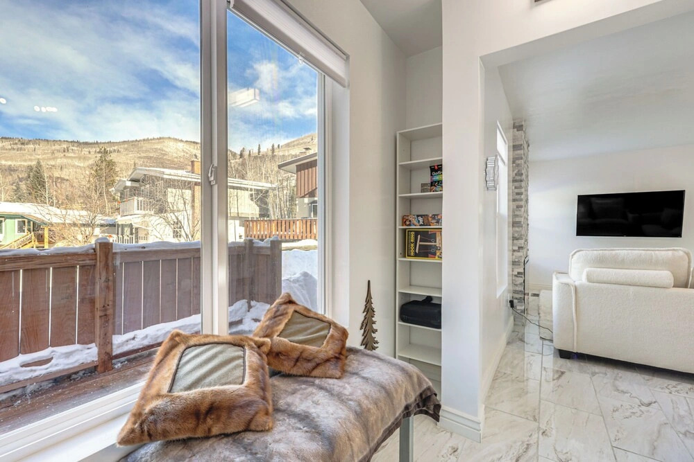 Newly Renovated, Modern Mtn Getaway: Pets Welcome