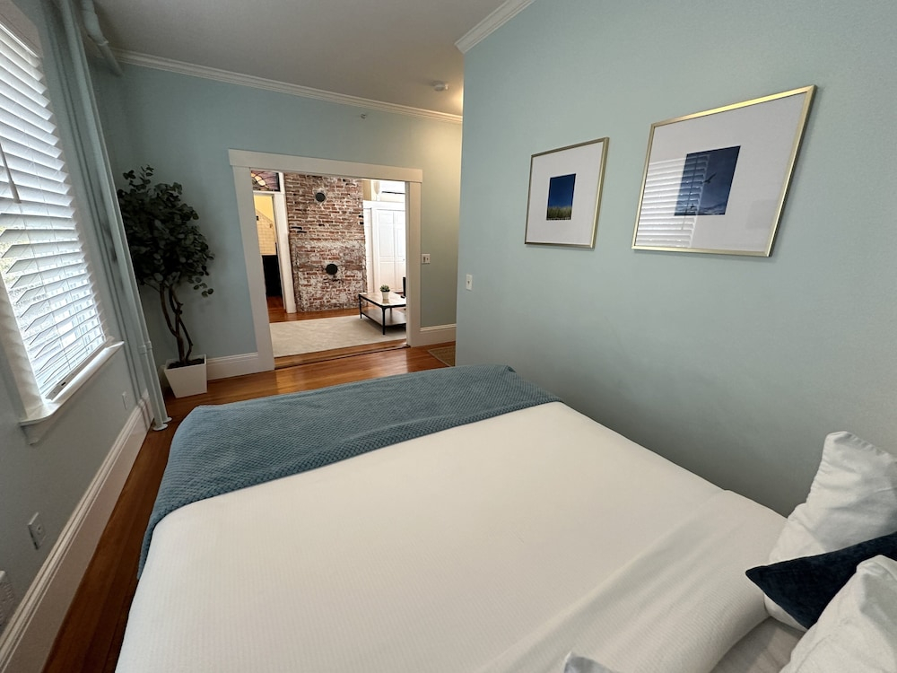 Exposed Brick Suite 1 Bed/ 1 Bath/ Pullout Sofa 1 Bedroom Apts