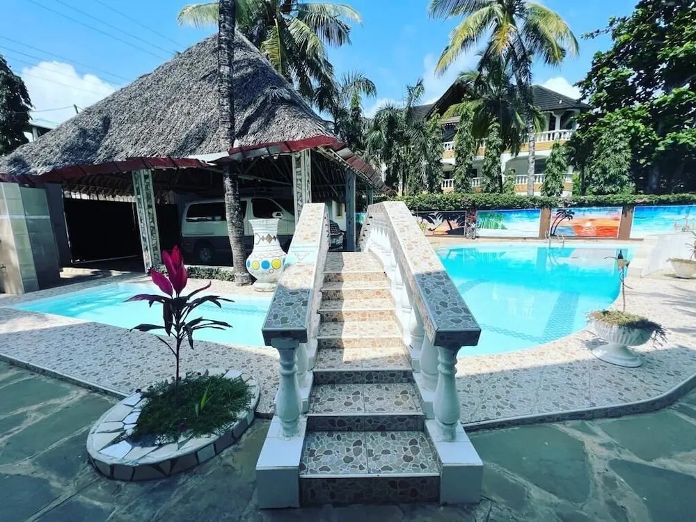 2 Bed House - Sleeps 4 - Pool - Garden - Parking