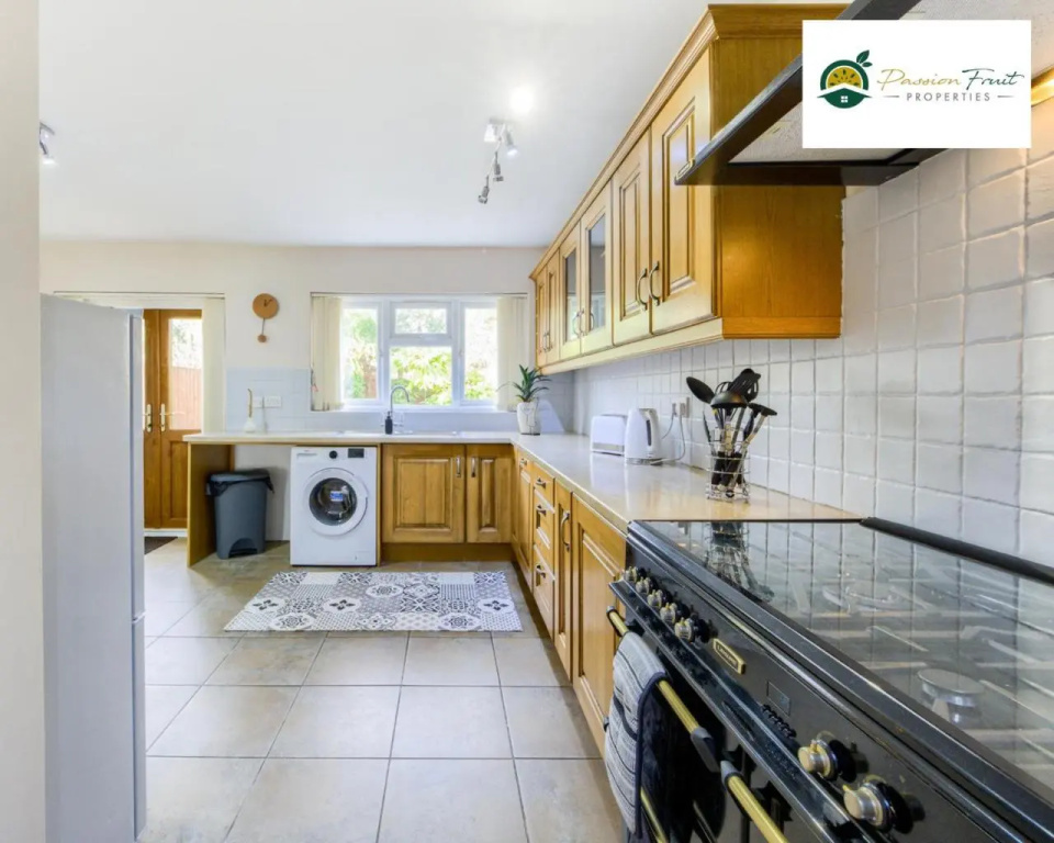 3 Bedroom House By Passionfruitproperties Near Coventry & Warwickshire Hospital With Free Wi-fi, driveway & Garden, DSC