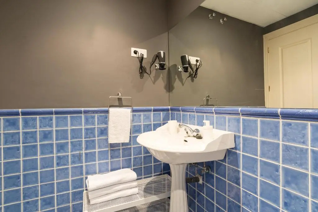 GR0-Quiet apartment, Private backyard, Walk to Old Town