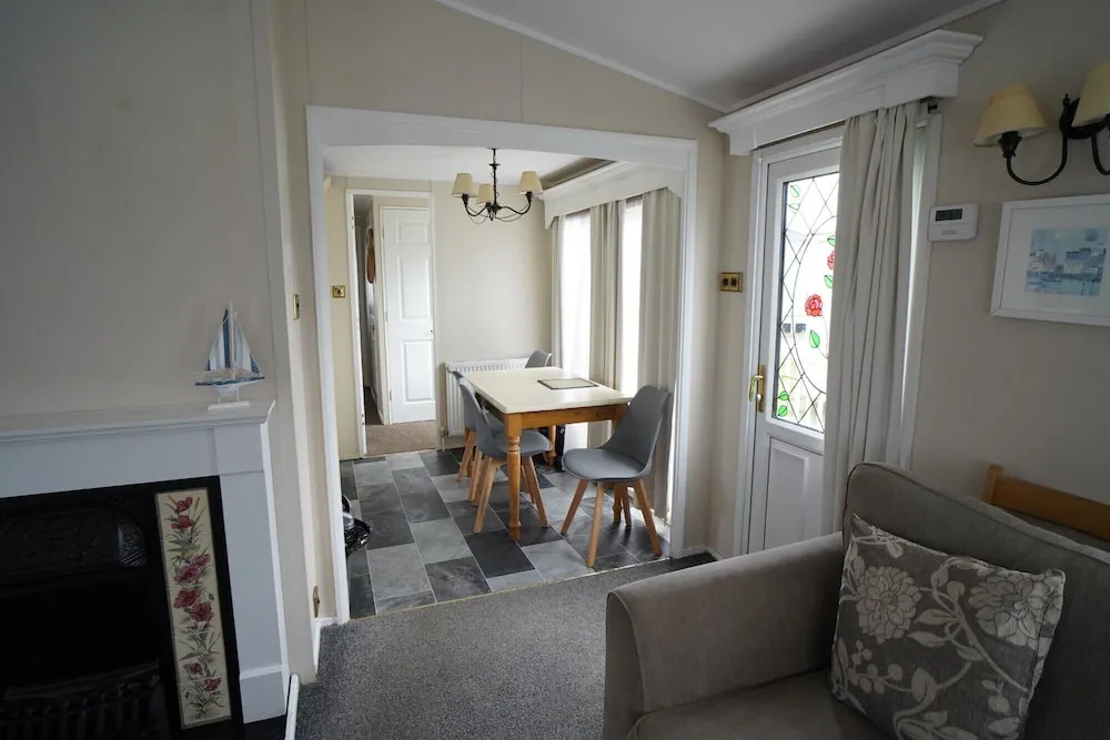 Caravan-sleeps 5-pets Ok-parking-linen Incl
