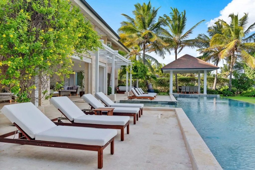 Oceanfront Golf Course Estate w Pool Guest House