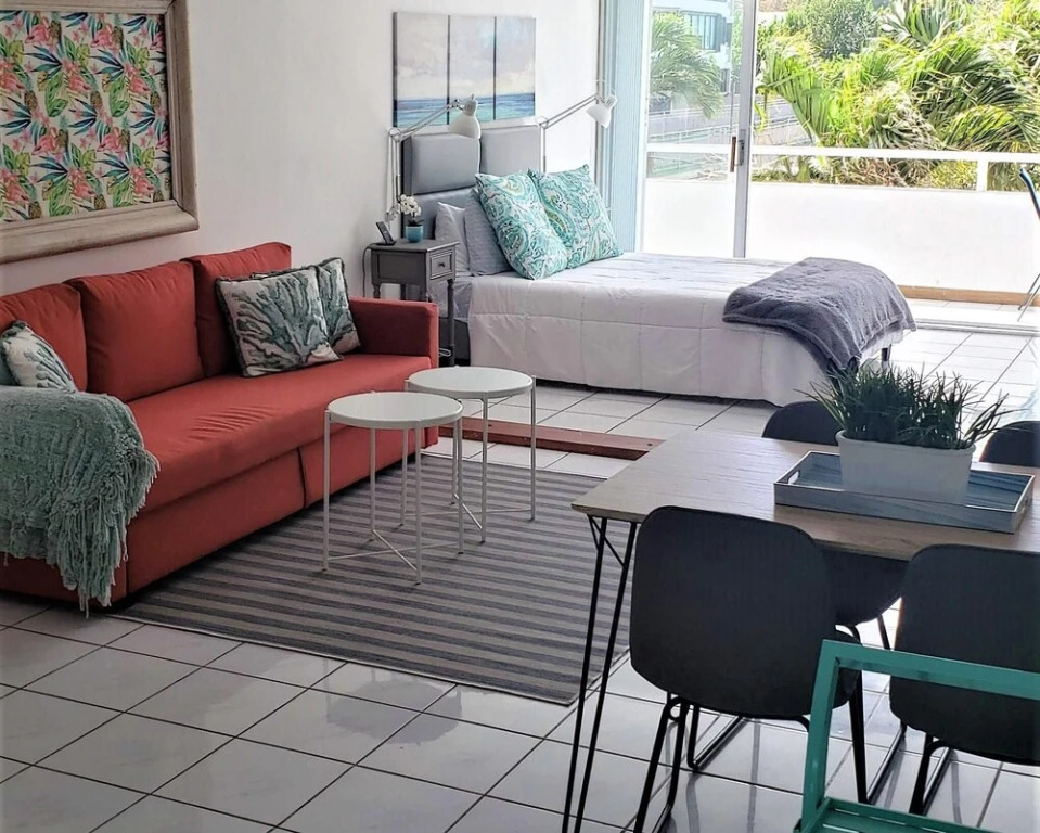 Brand NEW Studio 1 Block to Beach/lagoon