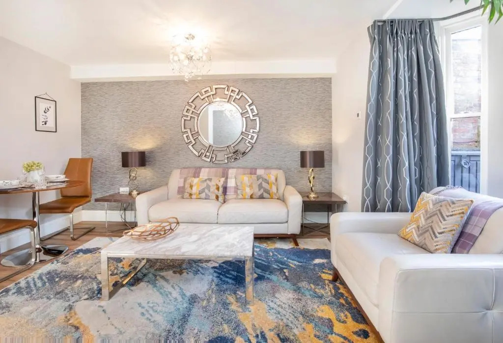 8 Blue Bridge- Elegant and Luxurious 1 Bedroom Apt- Free Parking