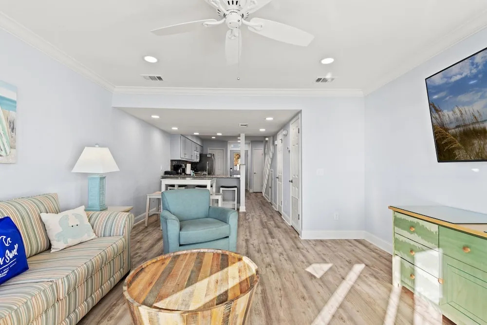Go-jo Getaway! Coastal Comfort, 2BR Beachfront Townhouse, Sleeps 6