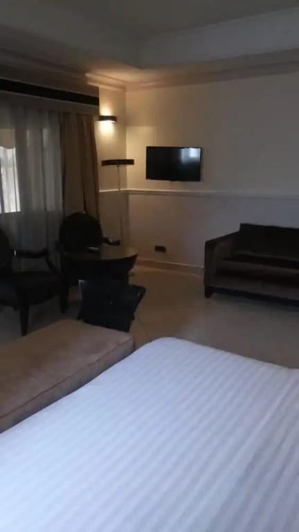 Lagoon Crest Hotel