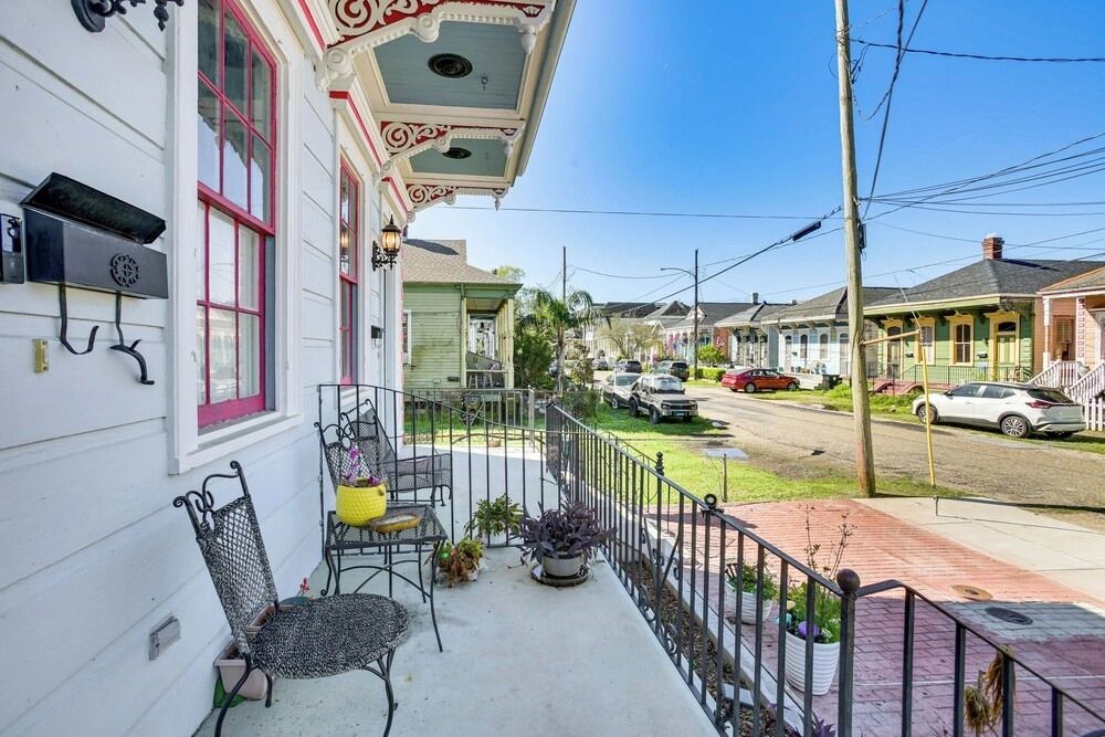 Walk to River & Nola Ferry: Algiers Point Home