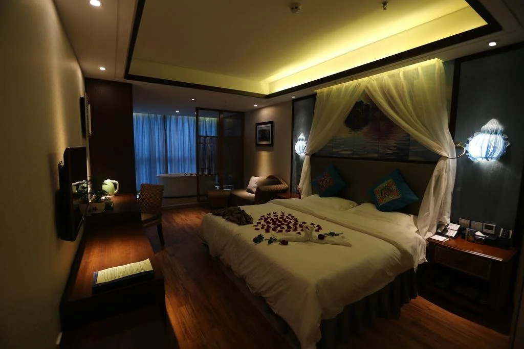 Luoping Rongting Holiday Hotel