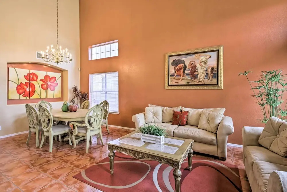 El Paso Retreat w/ Pool: 11 Mi to Downtown!
