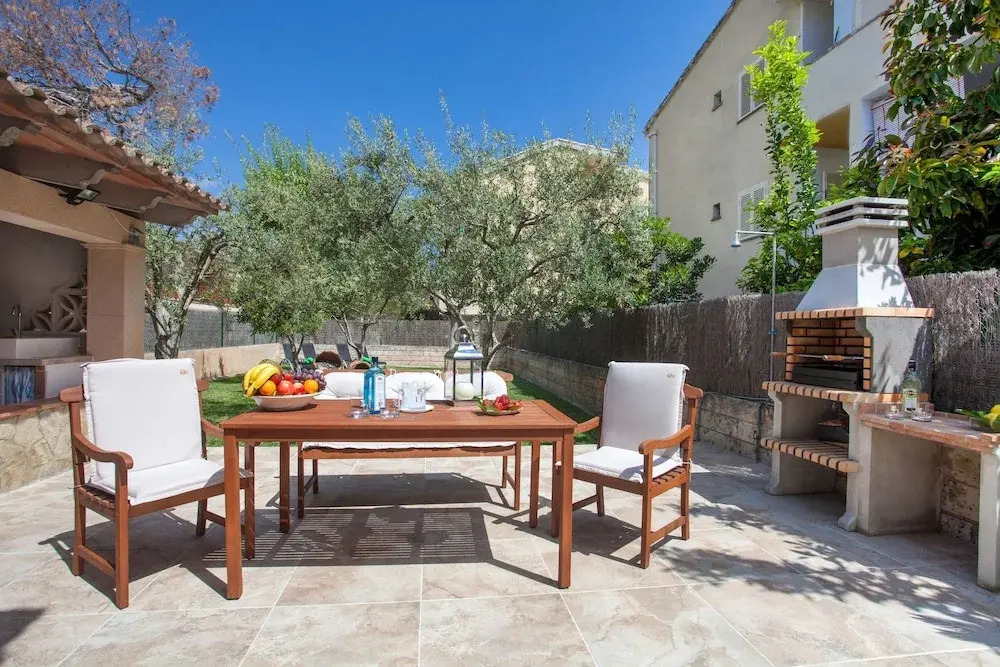 Roses in Alc dia With 4 Bedrooms and 2 Bathrooms