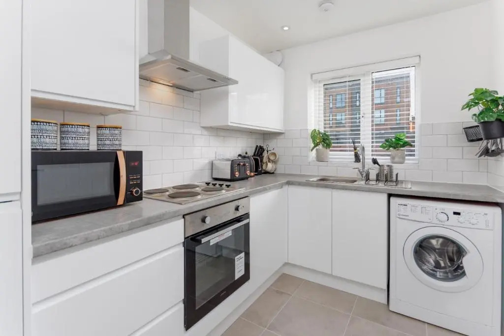 Air Host and Stay - Brand new 3 bedroom house sleeps 8 minutes from LFC and city centre Ref25