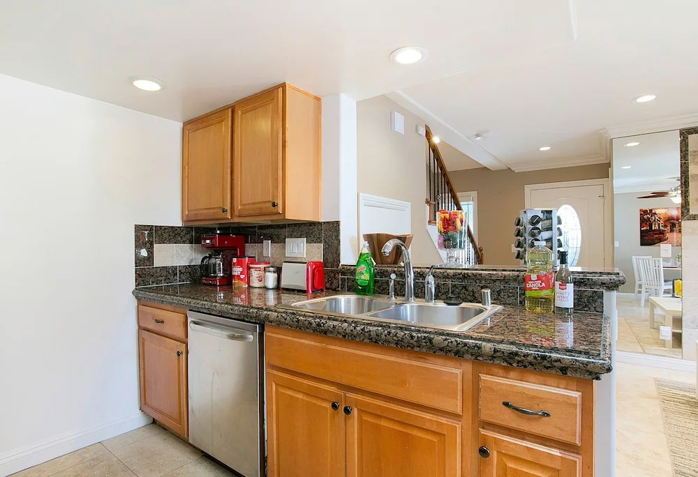 Multi-level 2br-fast Wifi-free Parking -cm-1