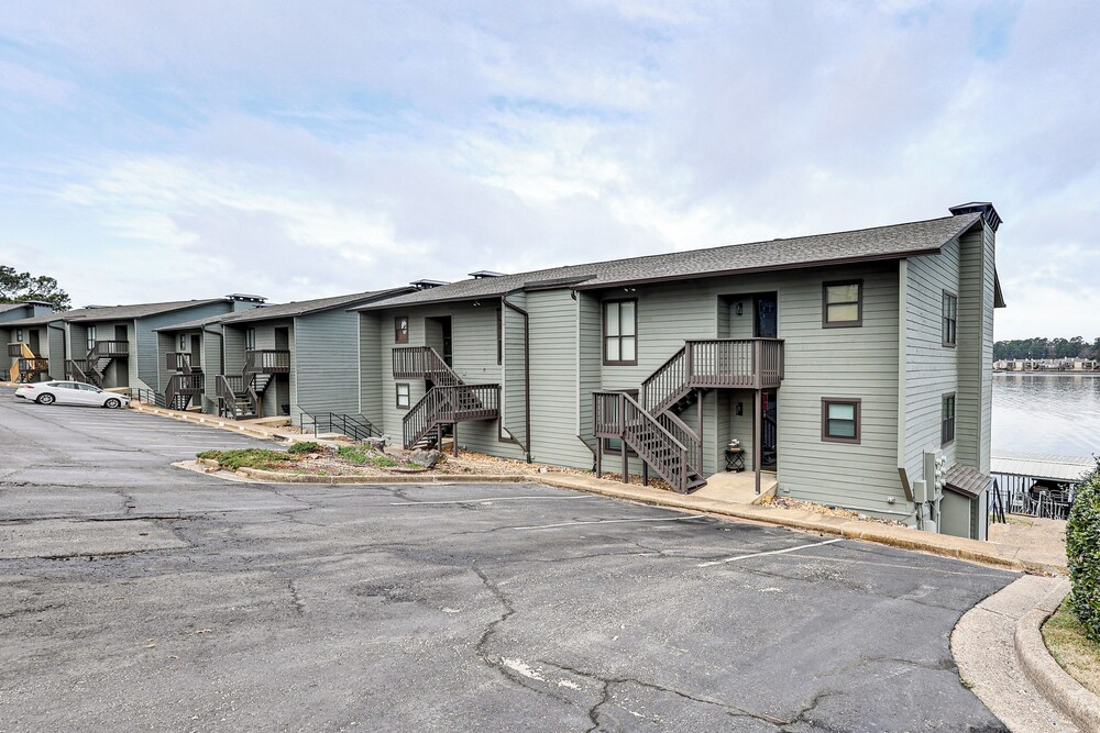 Hot Springs Condo on Lake Hamilton w/ Balcony!