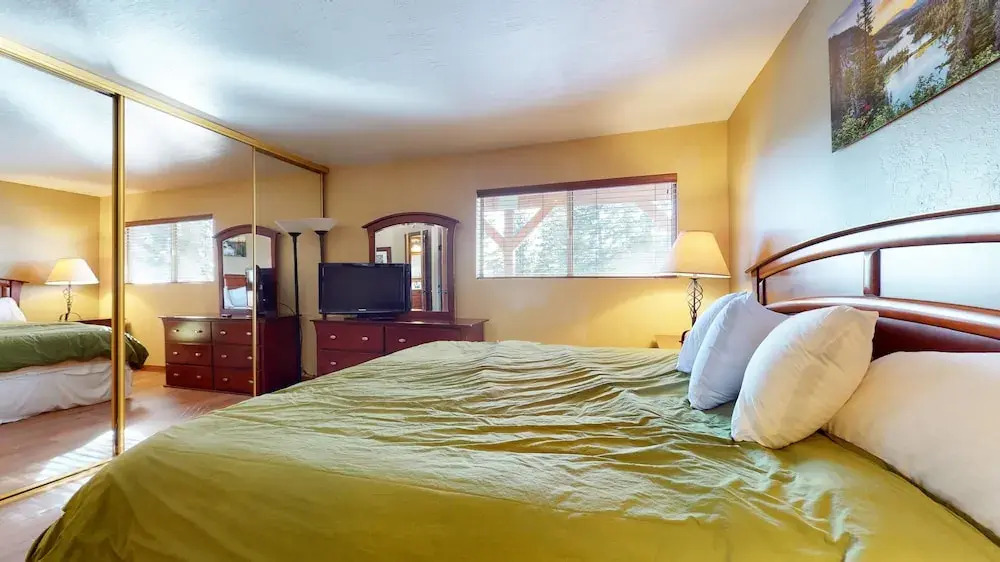 Mammoth View Villas 40 Walk to The Village Gondola, Private Grill and Washer Dryer by RedAwning