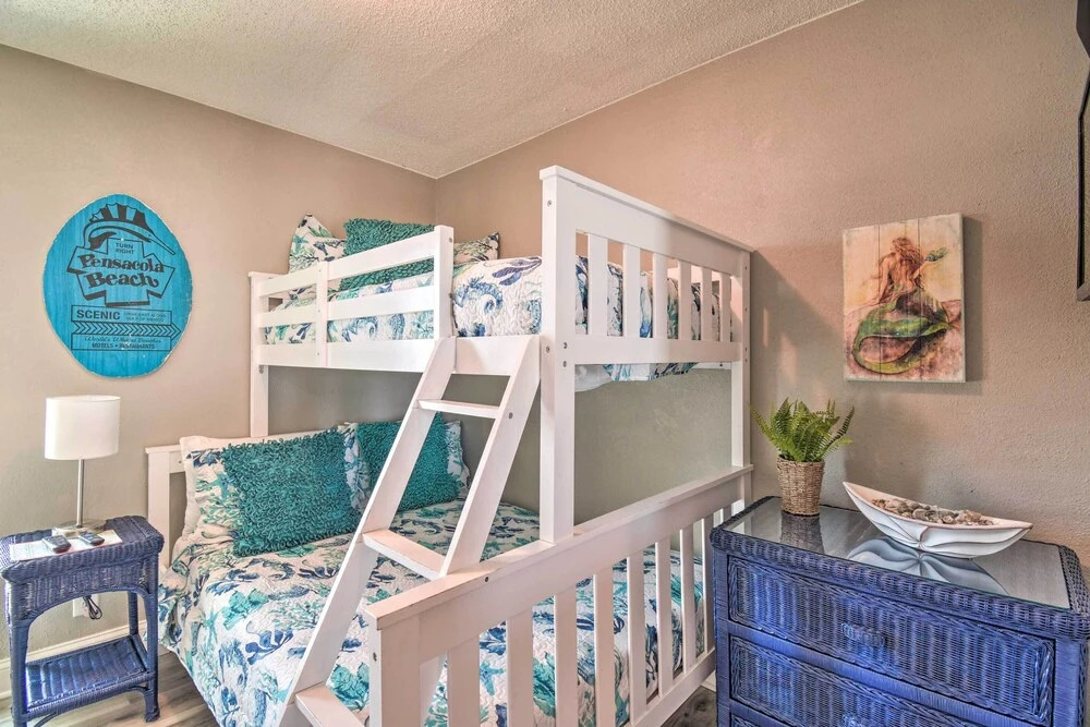Bright Gulf Shores Beachfront Condo w/ Pool Access