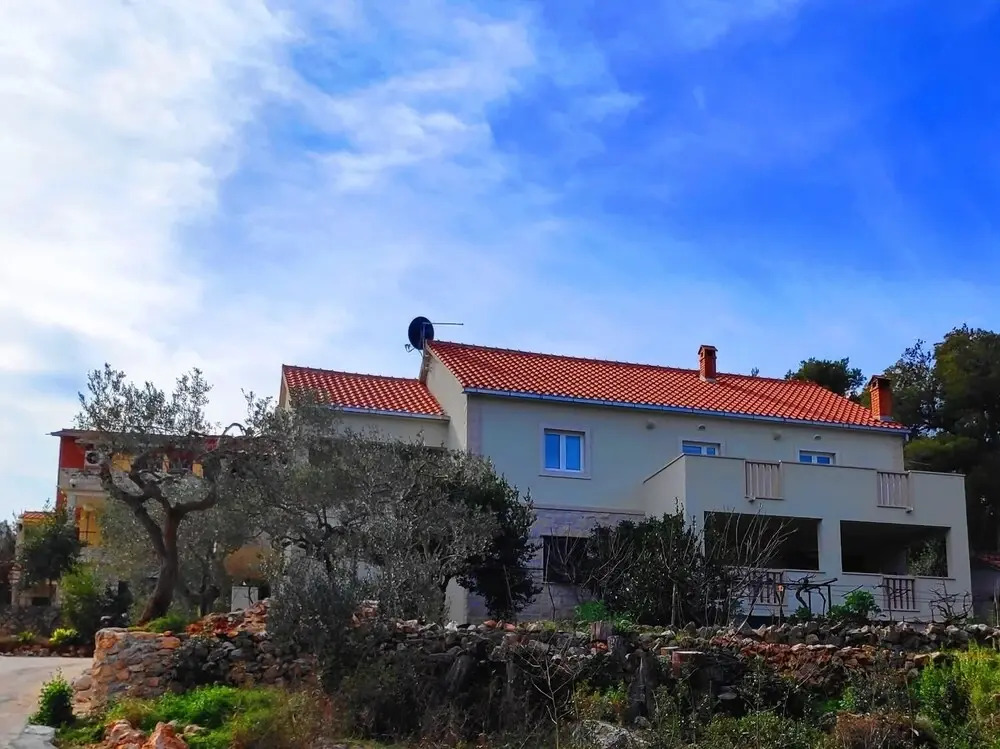 Leana - Great Location and Close to Beach - A1
