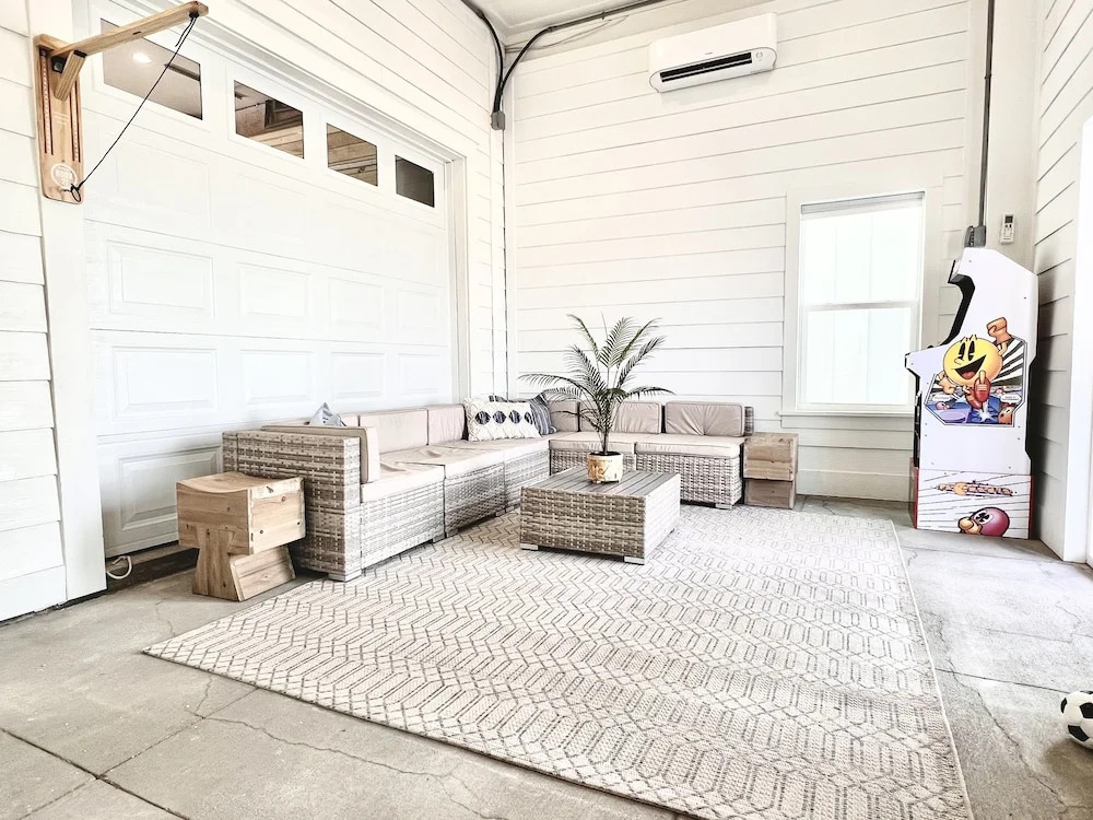 Isle Stay Awhile 5 Bedroom Home by RedAwning