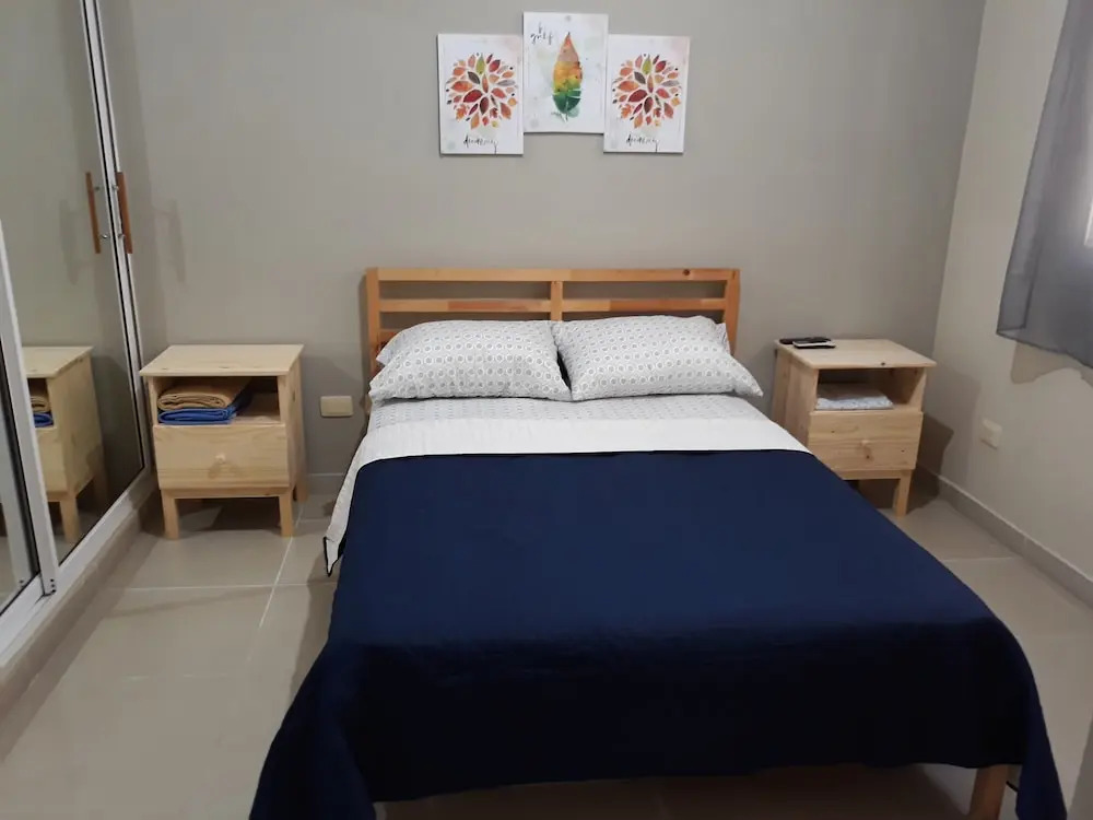 1br 6 Miles to Beaches & Airport w/ Parking/wifi & Hot Water