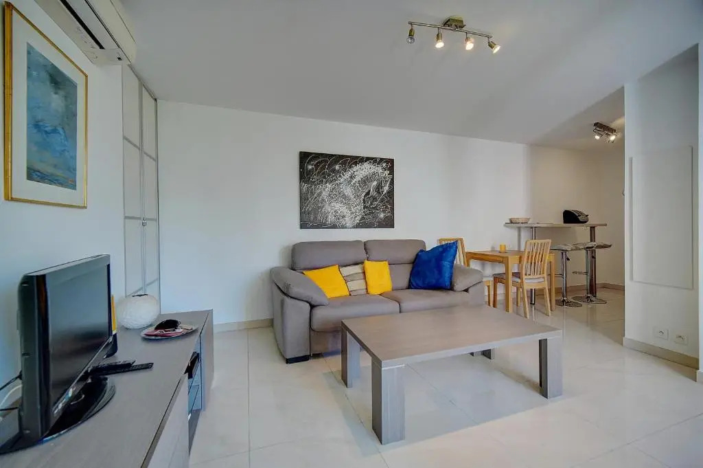 2 PIECES MODERNE AVEC TERRASSE ET PARKING A 3MN DES PLAGES !l- A1B230