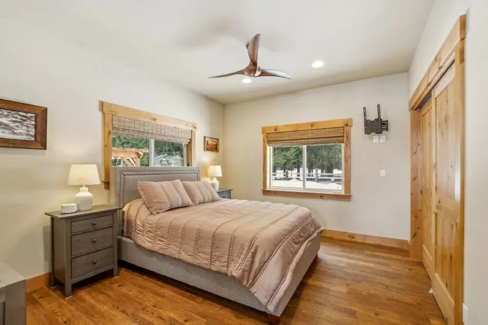 Mountain Retreat With Hot Tub, Game Room And Yard 3 Bedroom Home