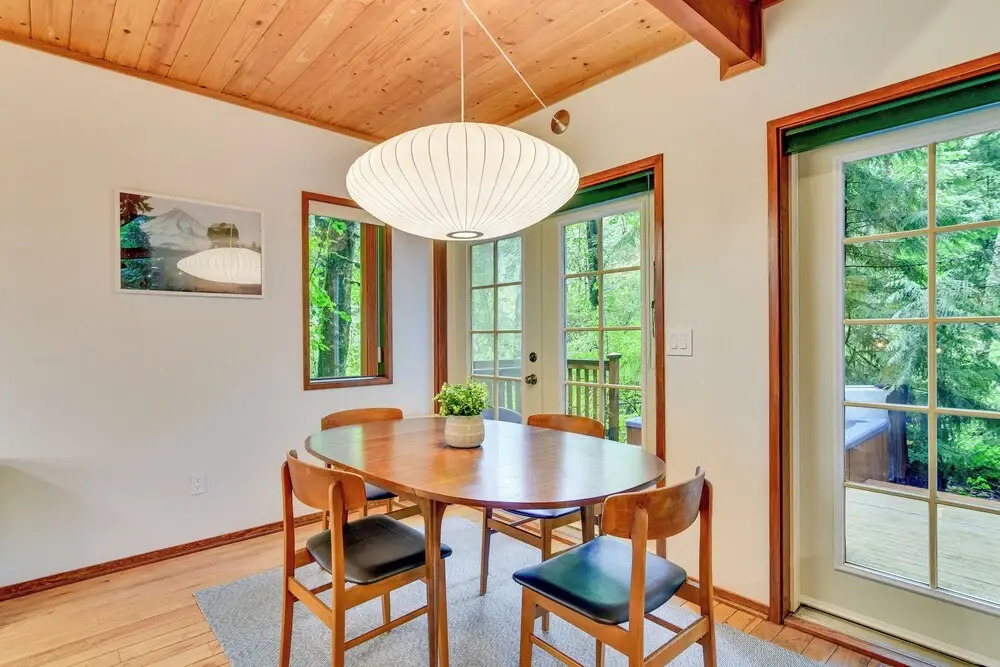 Rhododendron Creekside Cabin w/ Hot Tub & Fire Pit