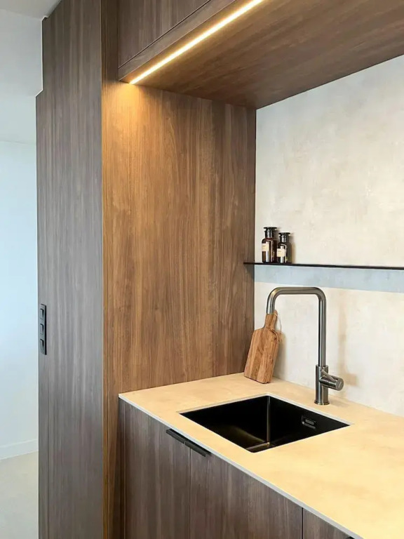 Huswell - Renovated Beachfront Apartment