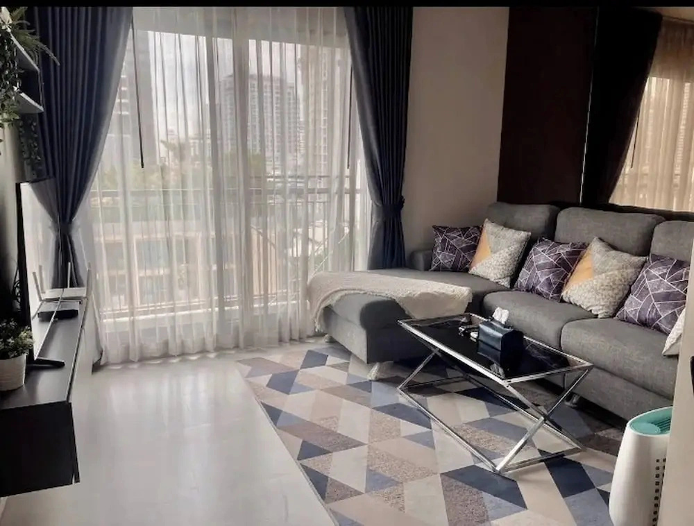Modern Condo in Khlong Toei Balcony, Gym, & Fast Wifi