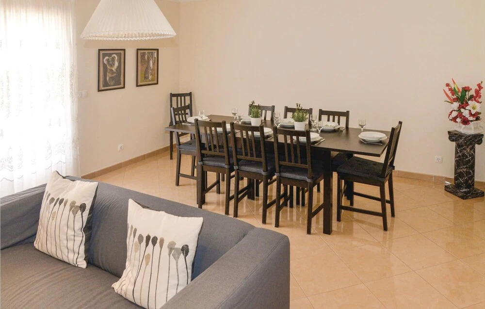 Amazing Home in Miragaia With 5 Bedrooms and Wifi