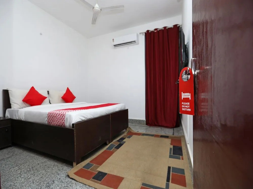 OYO 36700 Moonlight Residency