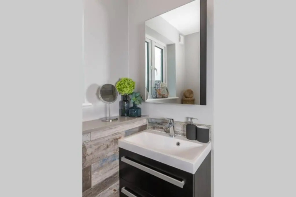 Roseland Apartment 4