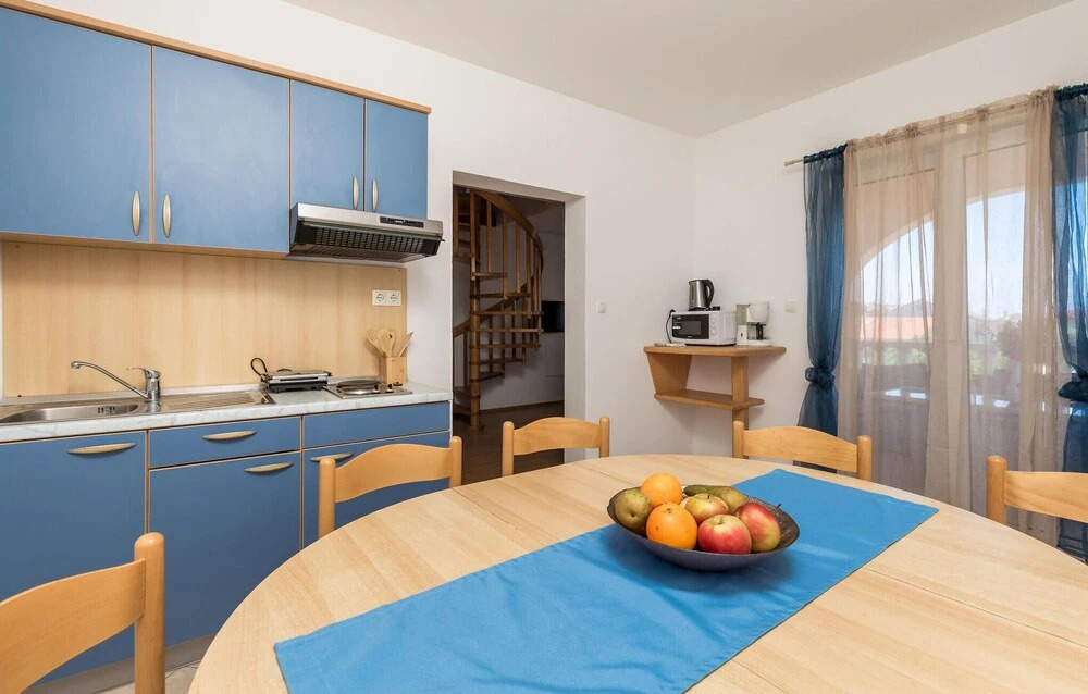Beautiful Apartment in Lopar With 3 Bedrooms and Wifi