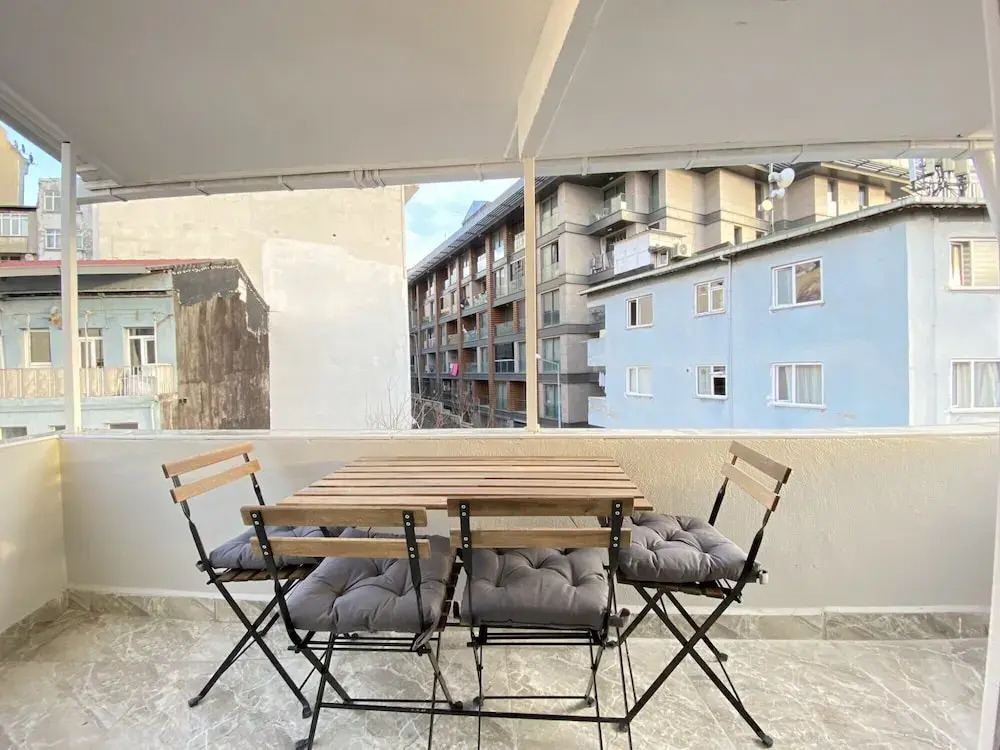 Central and Charming Flat With Balcony in Sisli