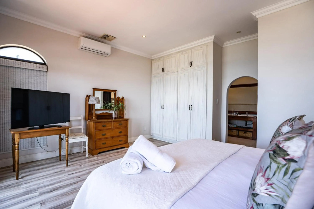 6 Bedroom Tuscan Styled Home in Umdloti Beach