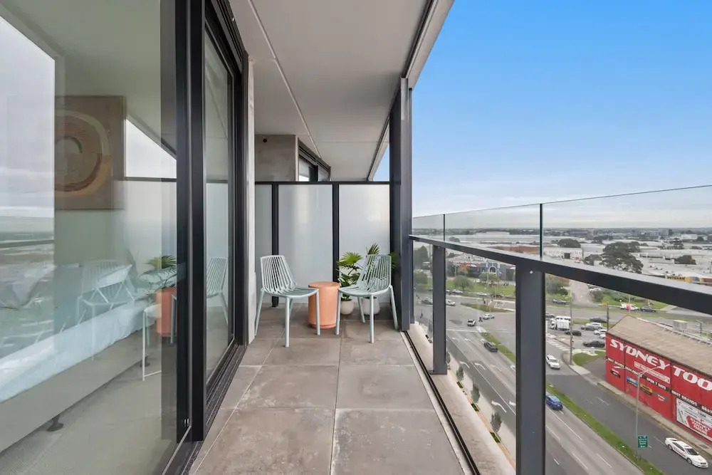 Contemporary 2-bed Haven With Swimming Pool
