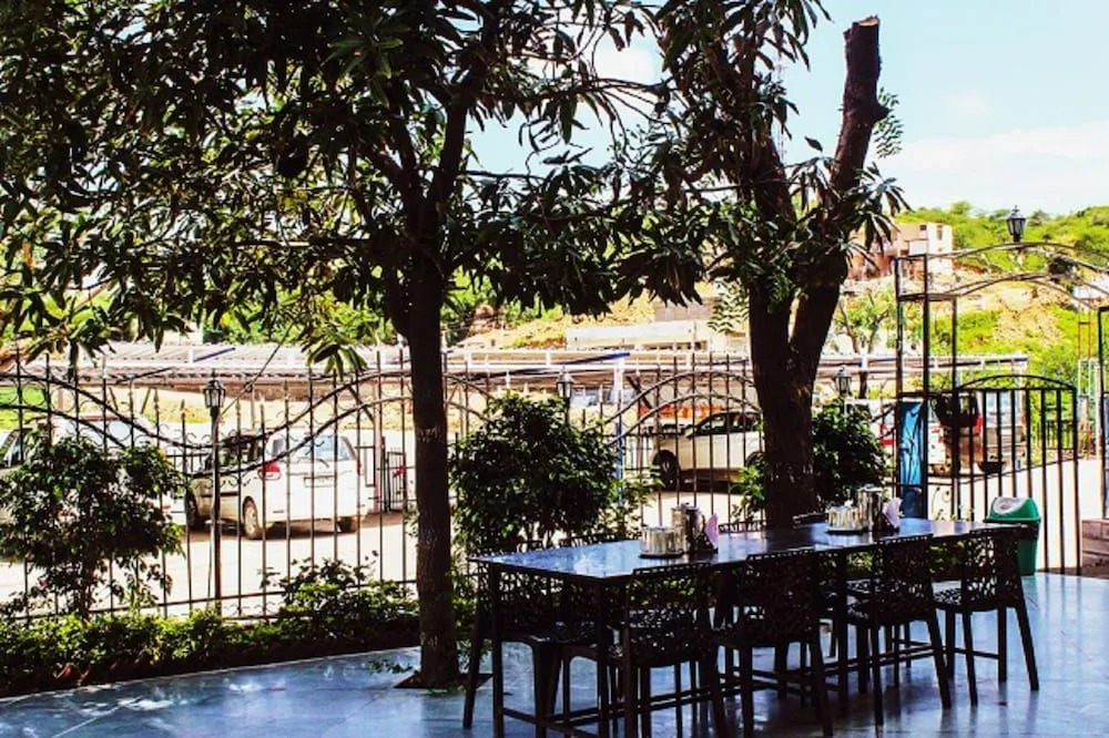 Hotel Charan Kamal