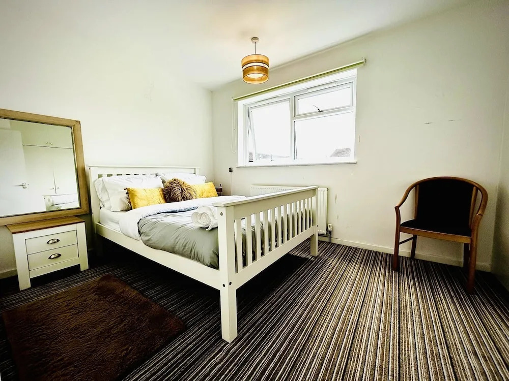 Mordenised 2 Bedroom House Close to City Centre