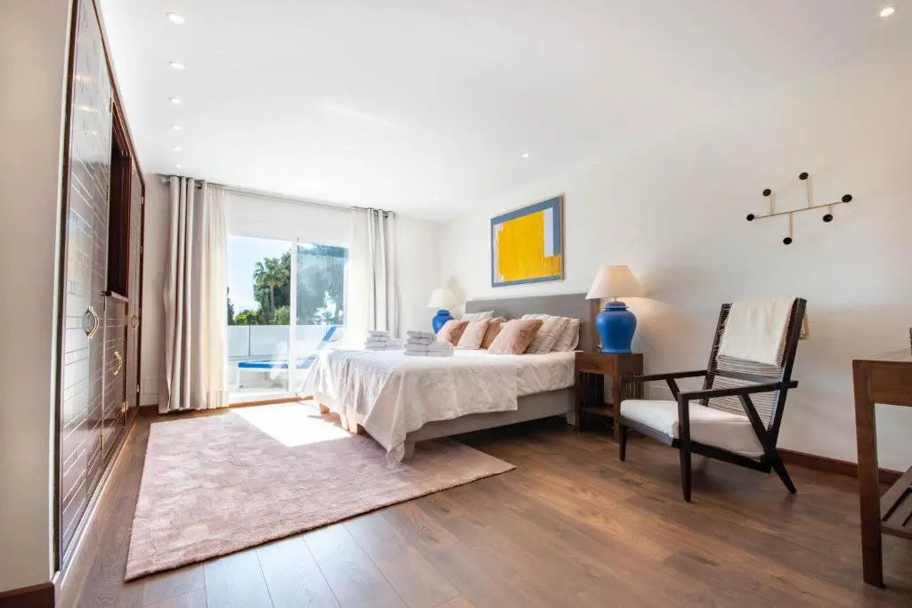 Villa encantadora junto a la playa en Los Monteros con seguridad 24 horas