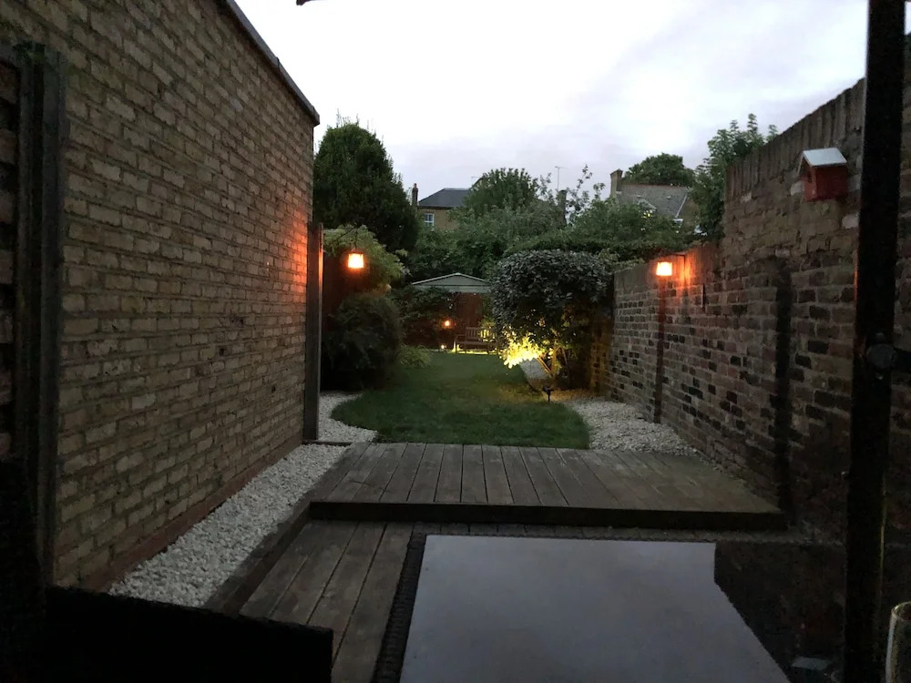 Bright Clapham flat with private garden, sleeps 4