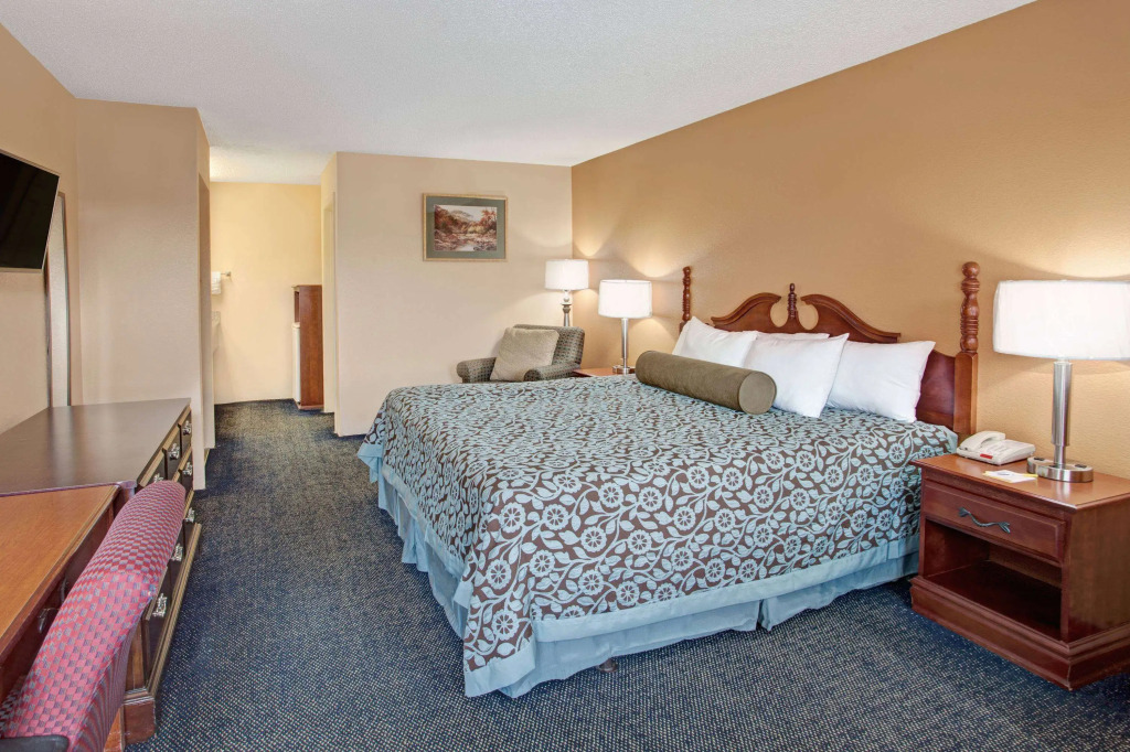 Days Inn by Wyndham Marietta White Water
