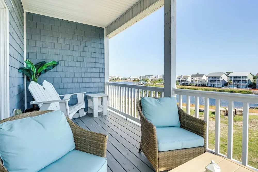 Carolina Beach Lakefront House: Walk to Beach!