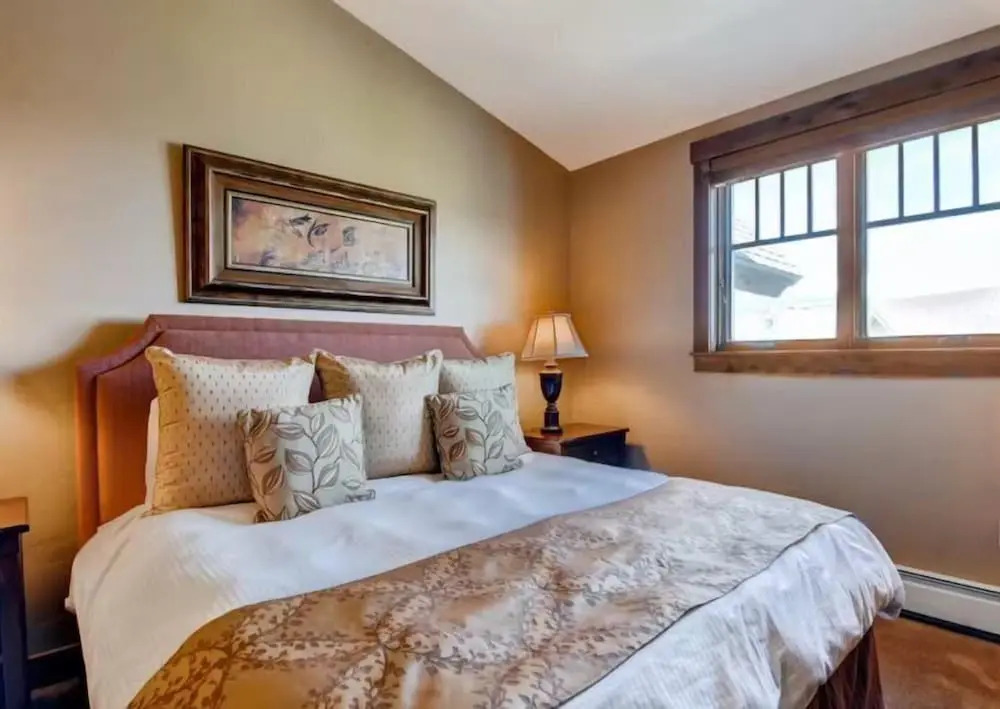 3 Bedroom Mountain Condo on Main Street - Walk to Lift, Onsite Pool, Luxury-rated!