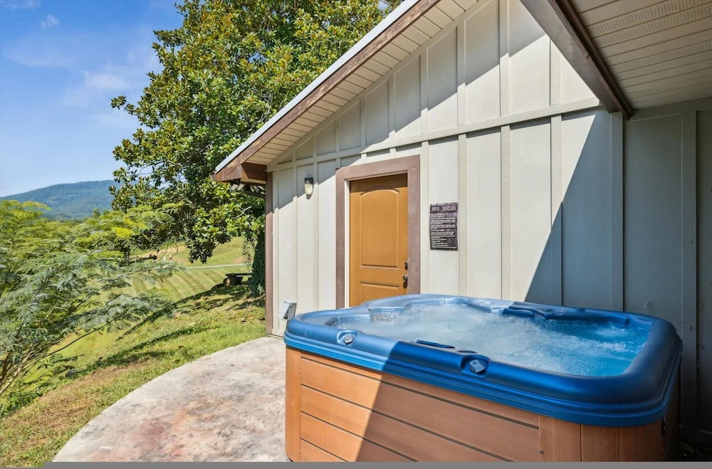 Private 15 Acres w Pond Hot Tub Game Room