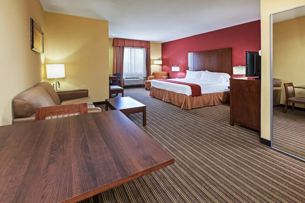 Holiday Inn Express & Suites Cleveland by IHG