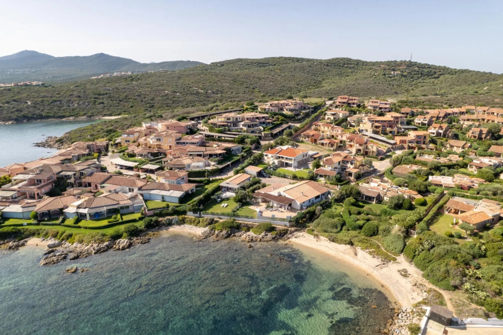 This large apartment is located on the ground floor, has a beautiful garden and a spacious terrace o-S'ABBA 11